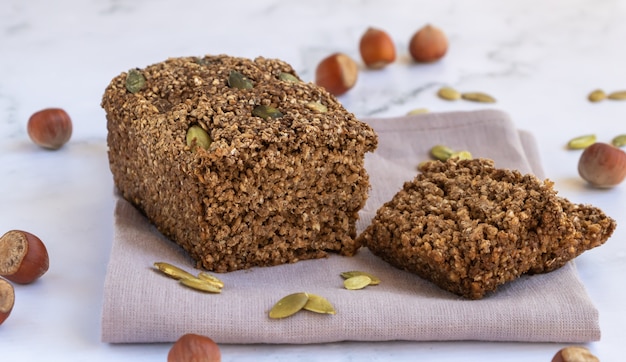 Pan de cereales sin gluten con semillas de calabaza.