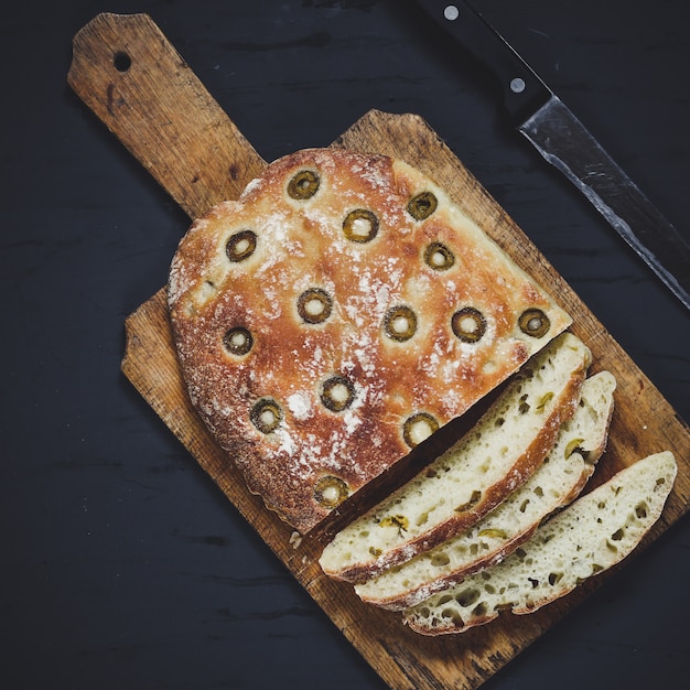 Pan de chapata casero con aceitunas