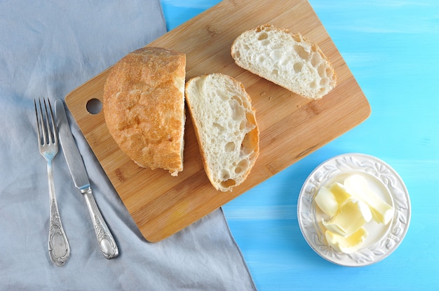 Foto pan de chapata y mantequilla en rodajas