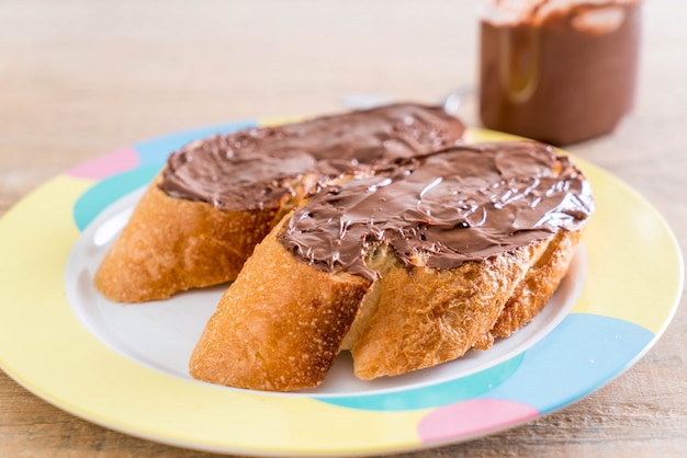 Pan con chocolate y avellanas.