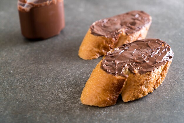 Foto pan con chocolate y avellanas.