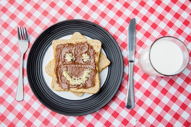 Pan de chocolate con cara graciosa