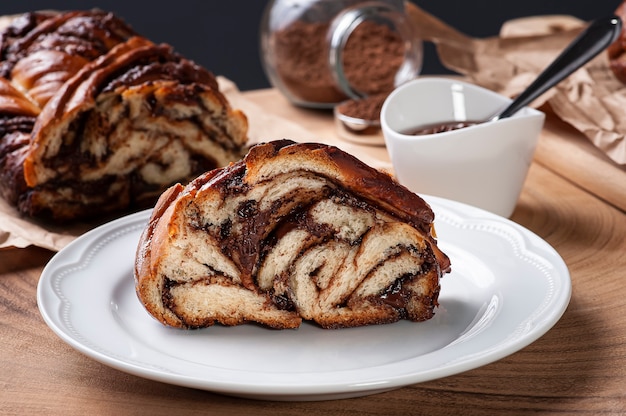 Pan de chocolate relleno con crema de avellanas