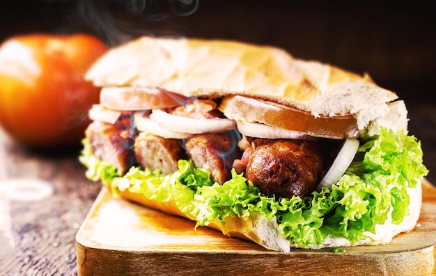 Pan con chorizo ahumado bocadillo típico brasileño en la ciudad de sao paulo comida brasileña