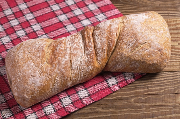 Pan ciabatta fresco en la mesa de madera cerrar