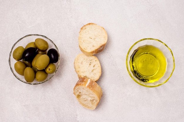 Pan ciabatta italiano con aceite de oliva y aceitunas crudas