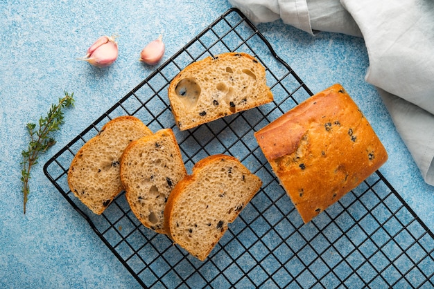 Pan ciabatta italiano con hierbas, ajo y aceitunas, vista superior