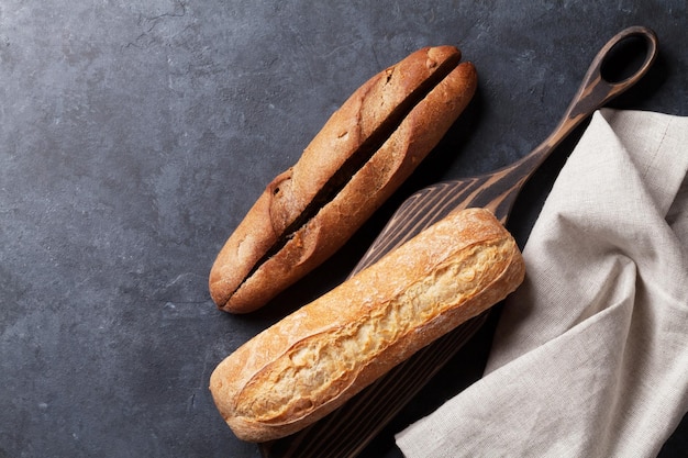 Pan ciabatta italiano sobre mesa de piedra