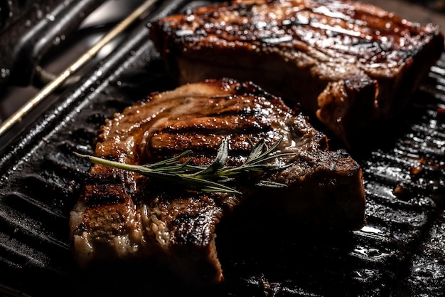 Pan com bife grelhado Costeleta de porco grelhada na grelha com deliciosos vestígios tostados e fumo perfumado