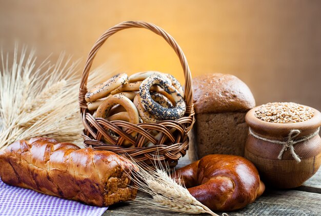 Pan en la composición con accesorios de cocina en la mesa.