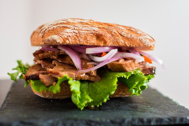 Pan con Chicharron Schweinefleisch-Sandwich, peruanisches traditionelles Essen