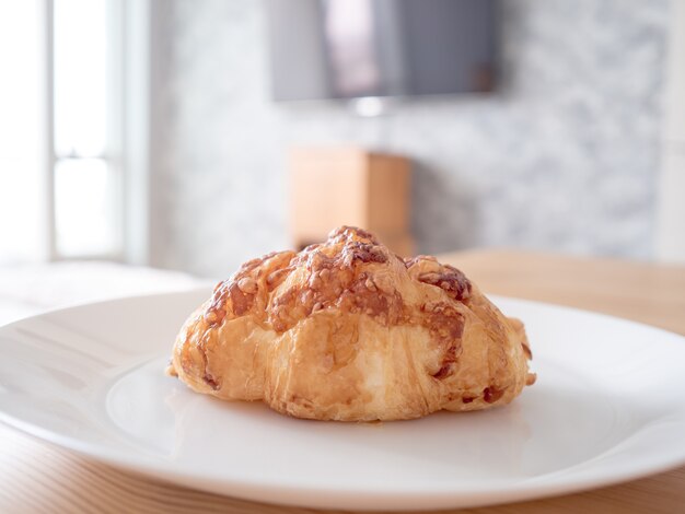 Pan de croissant en la mesa por la mañana.