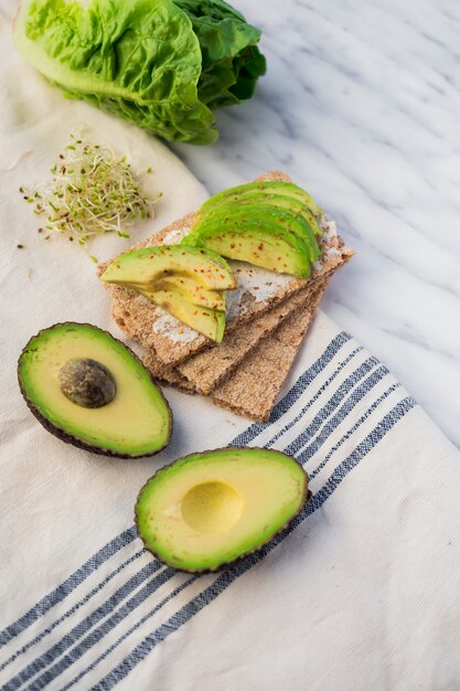 Pan Crujiente Con Aguacate Rebanado En Mesa