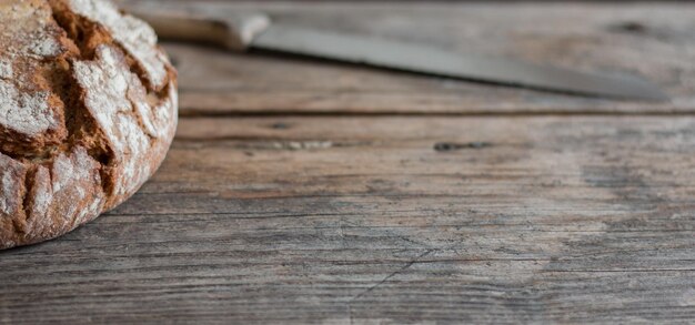 Pan crujiente fresco en una tabla de cortar de madera rústica al aire libre