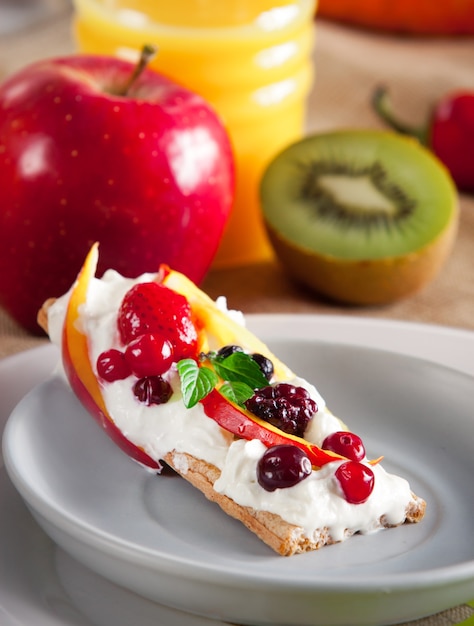 Pan crujiente con frutas frescas y queso