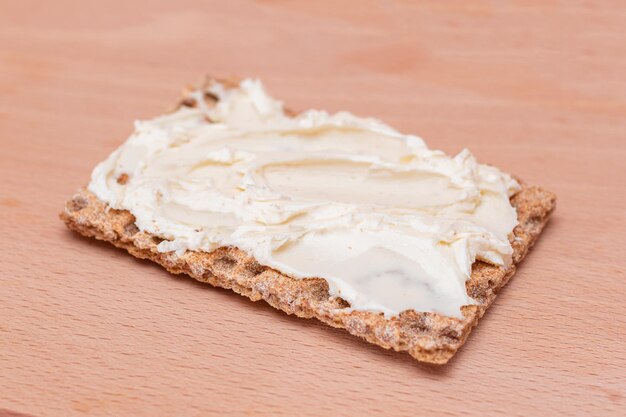 Pan crujiente de grano entero con queso crema