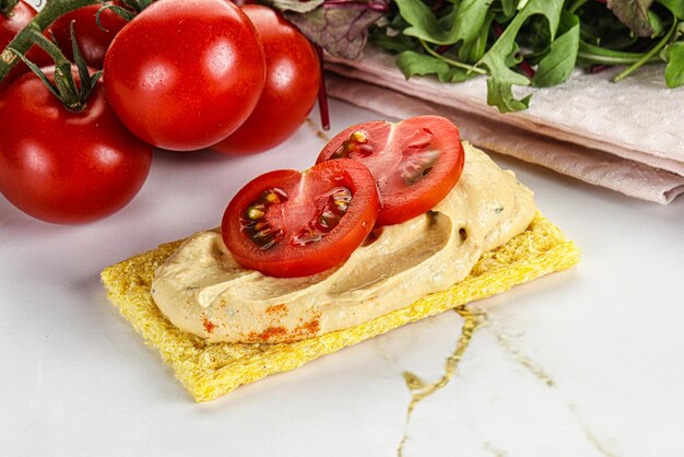 Pan crujiente con hummus cremoso árabe