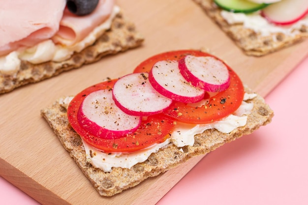 Pan crujiente integral con jamón, tomate, rábano, pepino y queso