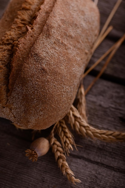 Pan crujiente recién horneado en una vieja mesa de madera rústica fondo de comida de panadería de pan francés