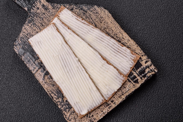 Pan crujiente rectangular de grano entero con queso crema