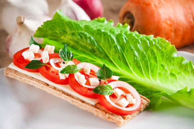 Pan crujiente con verduras