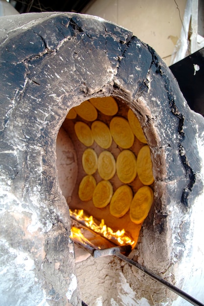 El pan se cuece en las paredes de un horno de barro
