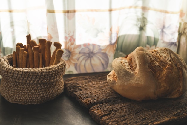 Pan de campo y cesto con grisines amerika latina