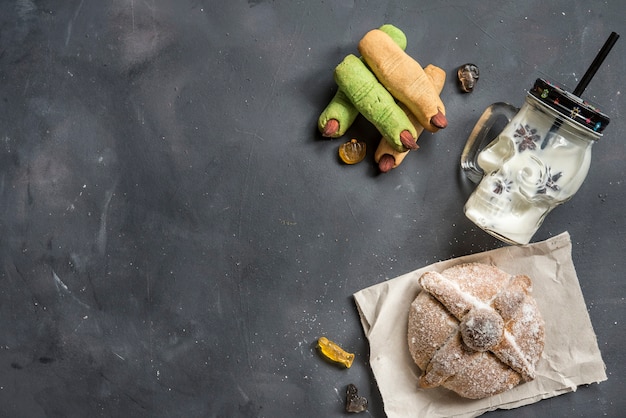 Pan de muerto mit typisch mexikanischem Essen