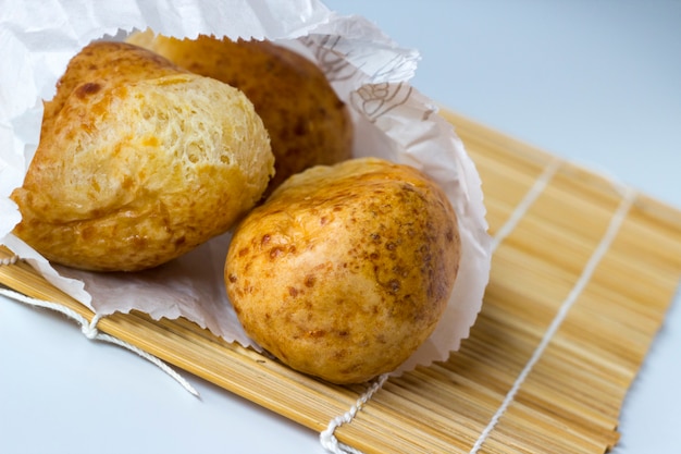 Foto pan de yuca ou pão de queijo: tapioca tradicional e pão de queijo da américa do sul