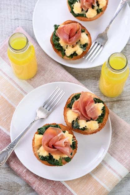 Pan de desayuno con jamón de espinacas queso