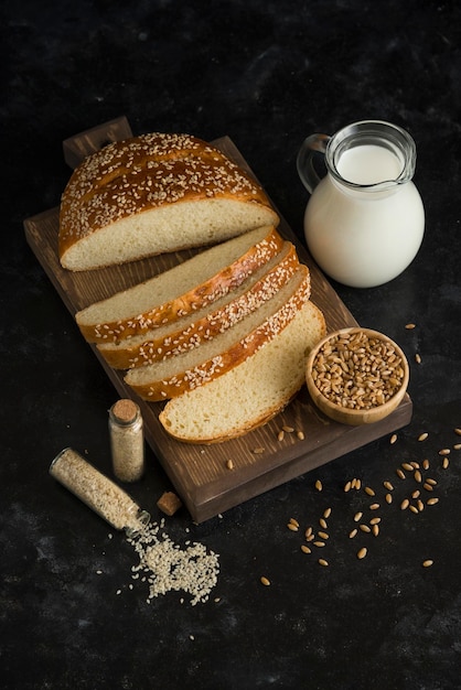 Pan de desayuno con leche en tabla de cortar