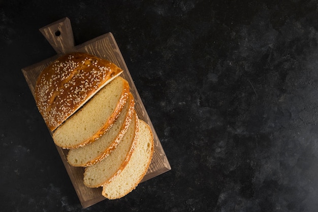 Pan de desayuno en la tabla de cortar fondo oscuro