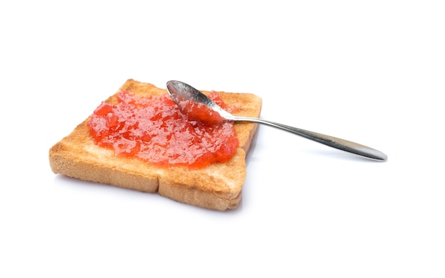 Pan deslizante casero con mermelada de fresa aislado sobre fondo blanco.