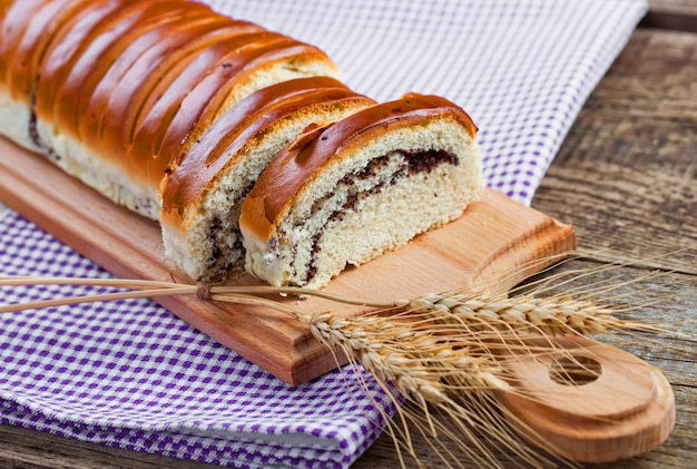 Pan dulce con cacao sobre una plancha de madera