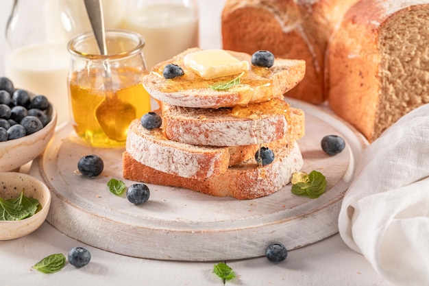 Pan dulce y casero con miel y bayas frescas