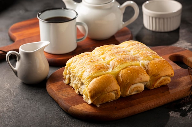 Pan dulce con crema y coco.