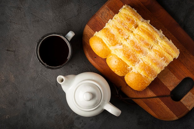 Pan dulce con crema y coco.