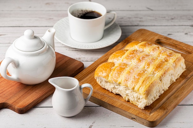 Pan dulce con crema y coco.