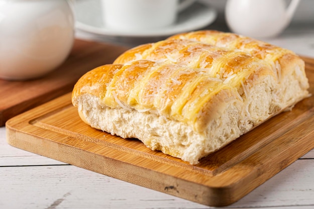 Pan dulce con crema y coco.