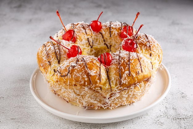 Pan dulce con crema pastelera de coco y cereza