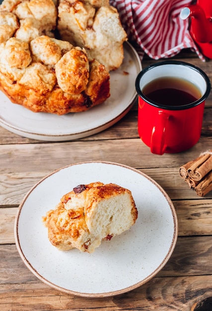 Pan dulce de mono desmenuzado con naranja y arándano