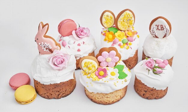 Pan dulce ortodoxo de Pascua, pastel de Pascua con flores y pan de jengibre. Concepto de desayuno de vacaciones con espacio de copia.