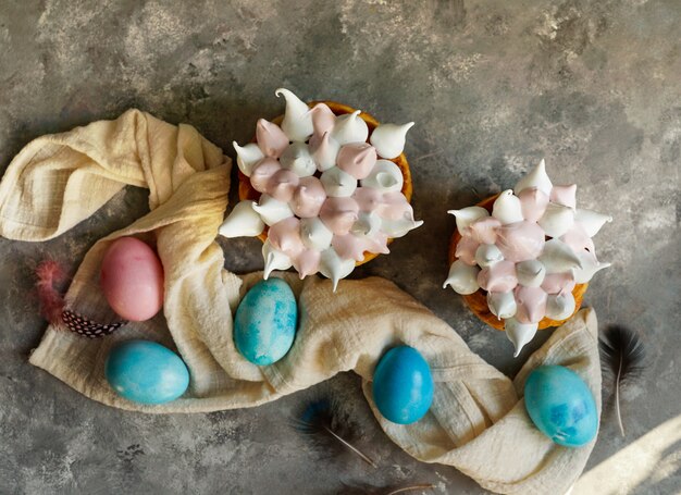 Pan dulce ortodoxo tradicional de Pascua, kulich. Desayuno de vacaciones de semana santa. huevos