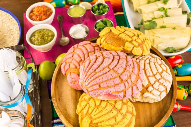 Pan dulce de pan tradicional en la mesa de fiesta.