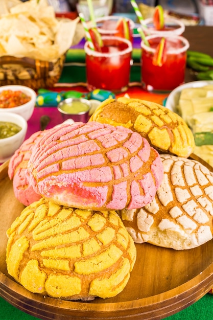 Pan dulce de pan tradicional en la mesa de fiesta.