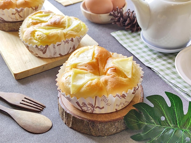 Pan dulce con queso en lonchas encima