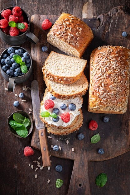 Pan dulce y saludable con bayas y requesón