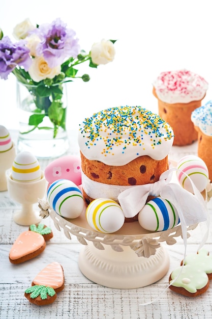 Pan dulce tradicional de Pascua o pasteles con glaseado blanco y decoración de azúcar y huevos de codorniz sobre una mesa de madera blanca Varios pasteles de Pascua de primavera Feliz día de Pascua Tradiciones cristianas Vista superior