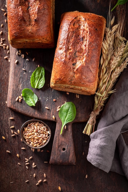 Pan de espinacas fresco recién horneado y rebanado