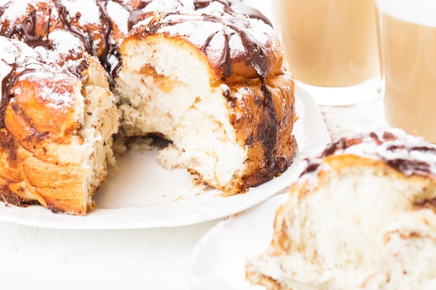 Pan de fantasía trenzado con frutos secos y chocolate